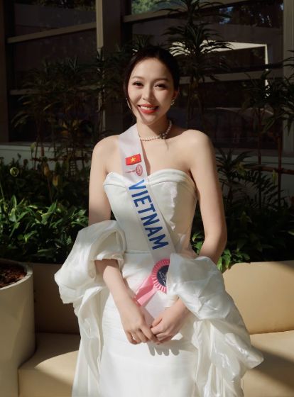 Ảnh của Kiều Duy tặng khăn rằn, hướng dẫn các thí sinh Miss International nói tiếng Việt
